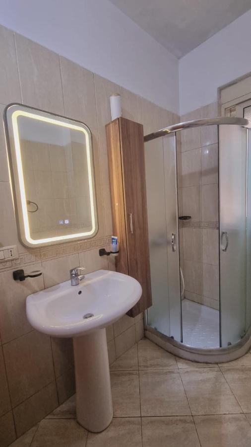 Liqeni Thate, Tirane Apartamento Exterior foto